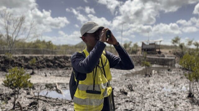 Pengukuran Tinggi Pohon Mangrove Menggunakan LRF. (Doc. Pribadi)