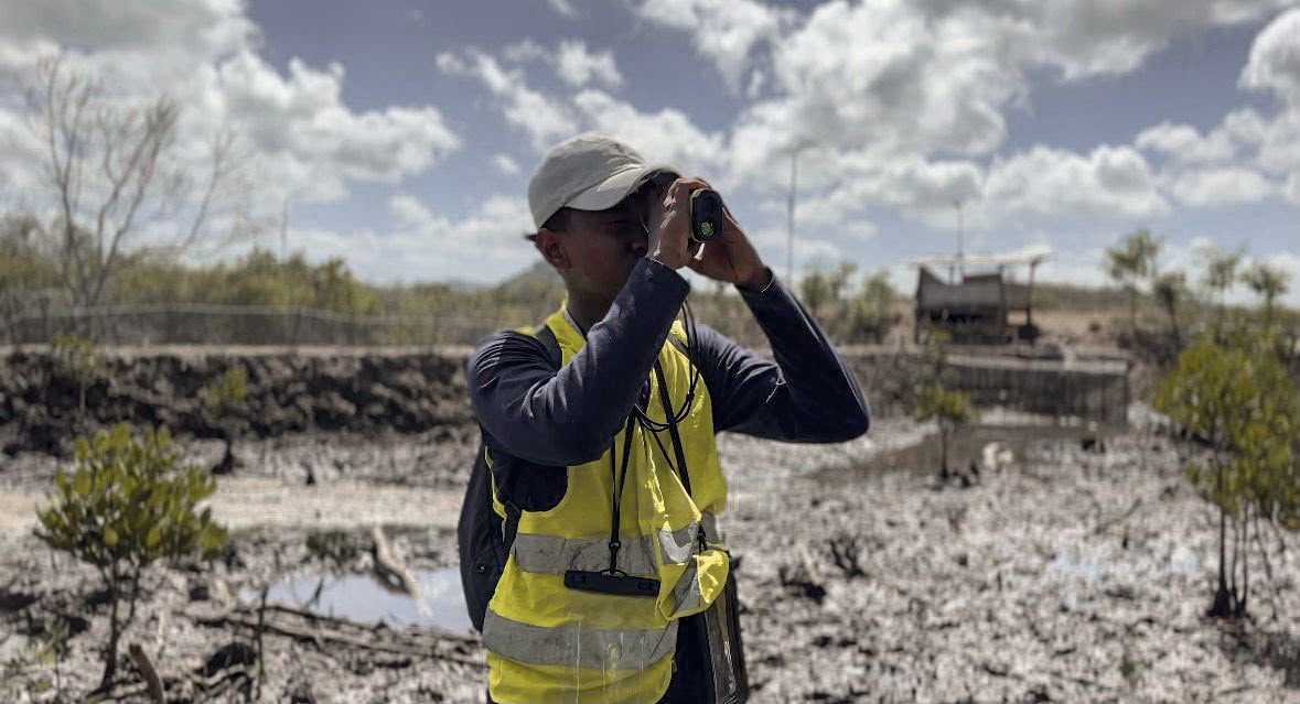 Pengukuran Tinggi Pohon Mangrove Menggunakan LRF. (Doc. Pribadi)