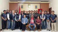 Mahasiswa KKN 71 Universitas Sebelas Maret (UNS) menayangkan video profil Kalurahan Karangawen sebagai media promosi potensi wisata, UMKM, dan usaha produktif masyarakat. (Dok. Pribadi/Mahasiswa KKN Kelompok 71 UNS) Mahasiswa KKN 71 Universitas Sebelas Maret (UNS) menayangkan video profil Kalurahan Karangawen sebagai media promosi potensi wisata, UMKM, dan usaha produktif masyarakat. (Dok. Pribadi/Mahasiswa KKN Kelompok 71 UNS)