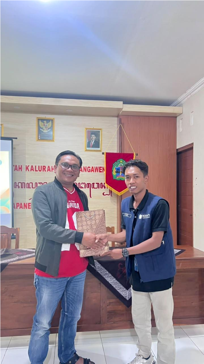 Penyerahan barang hibah dari KKN 71 UNS. (Dok. Pribadi/Mahasiswa KKN Kelompok 71 UNS)
