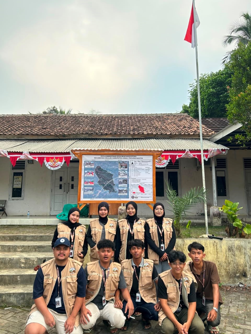Kelompok KKM 82 Universitas Bina Bangsa (UNIBA) berfoto bersama di depan peta administrasi Desa Muncangkopong, Kecamatan Cikulur, Kabupaten Lebak, Banten. (Dok. Pribadi/ Kelompok KKM 82 UNIBA)
