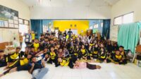 Foto bersama Mahasiswa KKN PPM UMBY Kelompok 105 dengan Siswa/i dan Guru SD Negeri Srowolan. (Doc. Pribadi)