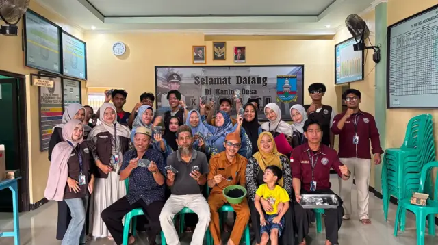 Dokumentasi bersama setelah pelaksanaan workshop pemanfaatan sekam padi menjadi briket ramah lingkungan dan pupuk kompos di Kantor Desa Kebon Ratu, Kecamatan Lebak Wangi, Kabupaten Serang, Banten, Selasa (28/7/2026). (Dok. KKM UNIBA 27)