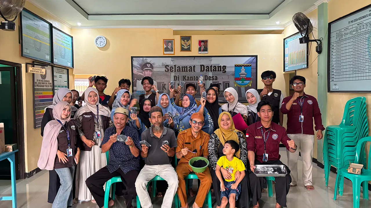Dokumentasi bersama setelah pelaksanaan workshop pemanfaatan sekam padi menjadi briket ramah lingkungan dan pupuk kompos di Kantor Desa Kebon Ratu, Kecamatan Lebak Wangi, Kabupaten Serang, Banten, Selasa (28/7/2026). (Dok. KKM UNIBA 27)