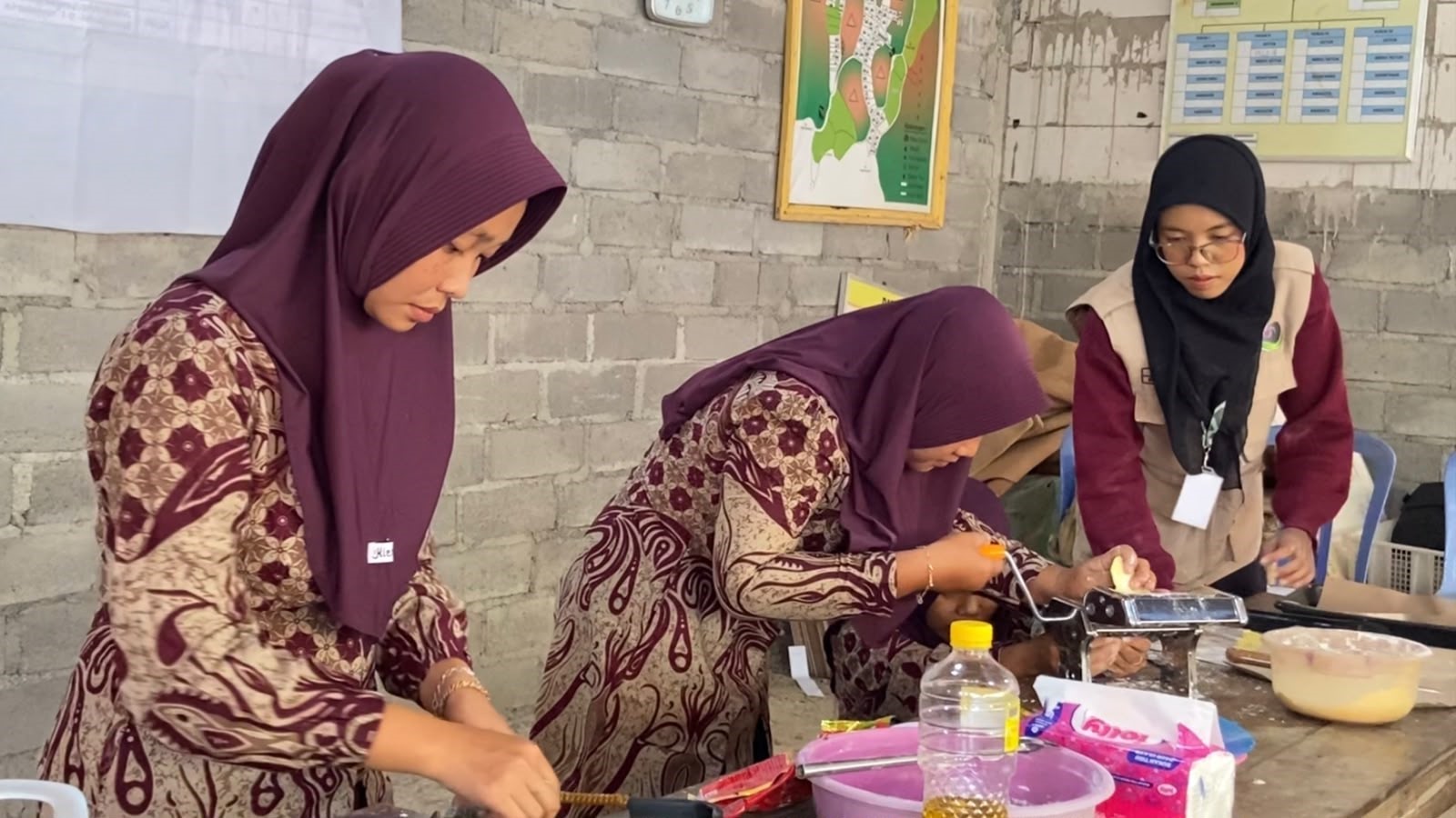 Demonstrasi dan praktik pembuatan Cheese Corn Stick bersama ibu-ibu PKK Dusun Putat, Senin (10/8/2026). (Dok. Pribadi/KKN 67 UNS)