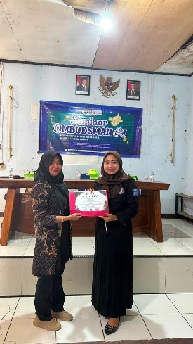 Penyerahan sertifikat menjadi bagian dari rangkaian Seminar Ombudsman RI yang digelar KKM 37 Universitas Bina Bangsa (UNIBA) bersama Perwakilan Ombudsman RI Provinsi Banten di Desa Undar Andir, Kecamatan Kragilan, Kabupaten Serang, Kamis (13/8/2026). (Dok. Pribadi/KKM 37 UNIBA)