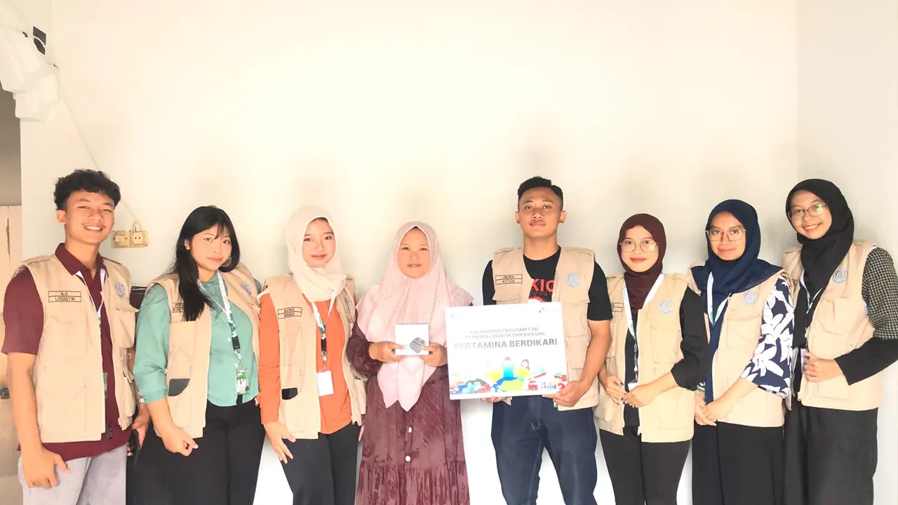 Penyerahan bantuan alat mesin cetak resi kepada UMKM Keripik Tempe Bunda sebagai dukungan pengembangan dan operasional usaha (Doc. Pribadi)
