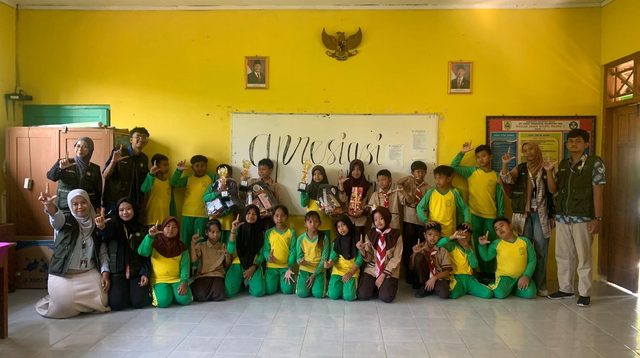 Dokumentasi bersama setelah pelaksanaan kegiatan literasi di SDN Poleng 1, Desa Poleng, Kecamatan Gesi, Kabupaten Sragen, dengan memadukan aktivitas membaca dan berkarya. (Doc. Pribadi/KKN Literasi UNS 91 Desa Poleng)