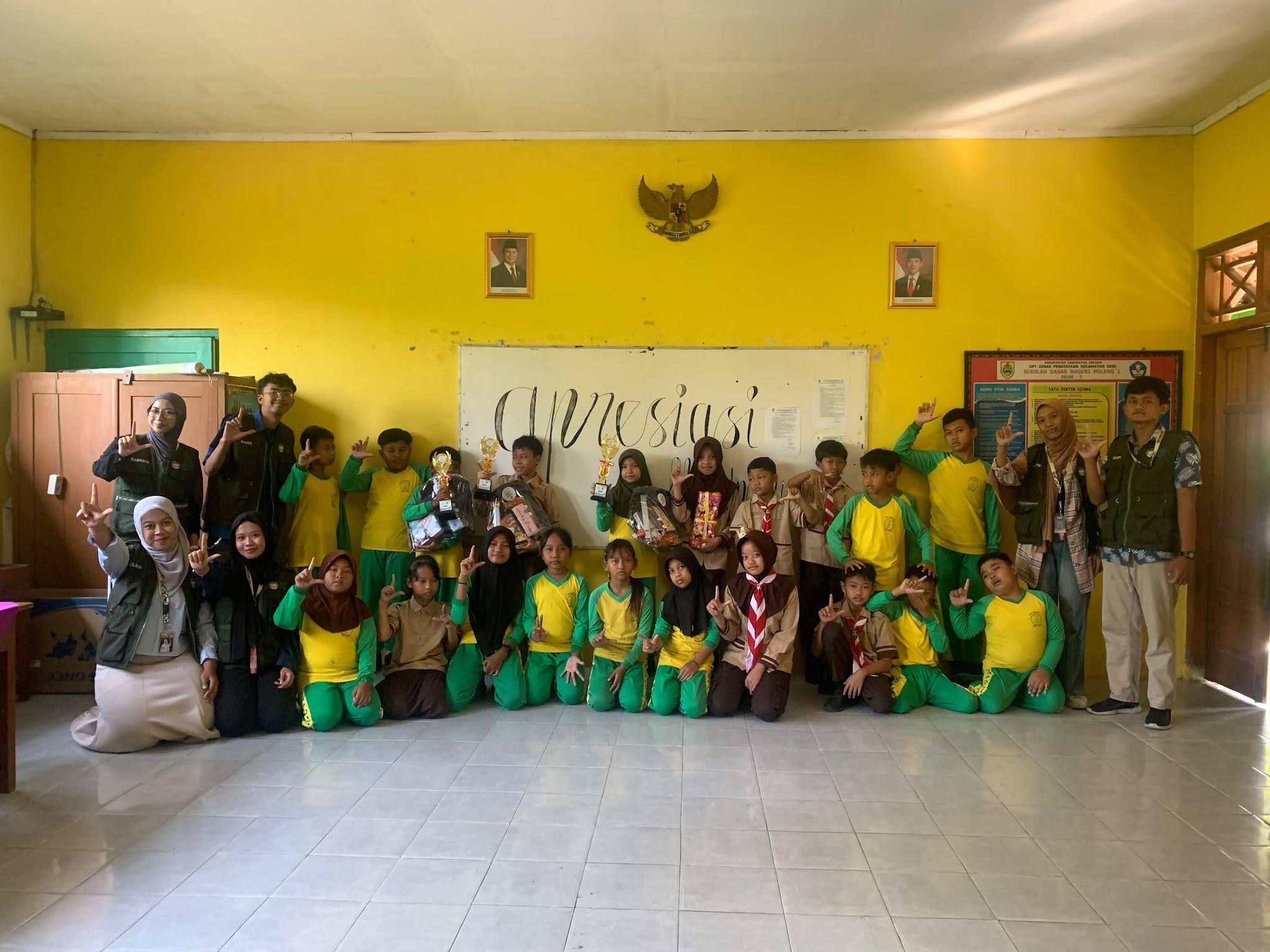 Dokumentasi bersama setelah pelaksanaan kegiatan literasi di SDN Poleng 1, Desa Poleng, Kecamatan Gesi, Kabupaten Sragen, dengan memadukan aktivitas membaca dan berkarya. (Doc. Pribadi/KKN Literasi UNS 91 Desa Poleng)