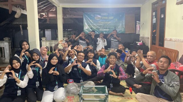 Dokumentasi bersama setelah pelaksanaan sosialisasi dan pelatihan inovasi alat tabur pupuk berbahan pipa PVC di Sumberharjo, Prambanan, Kabupaten Sleman. (Dok. Pribadi/KKN 233 UNS)