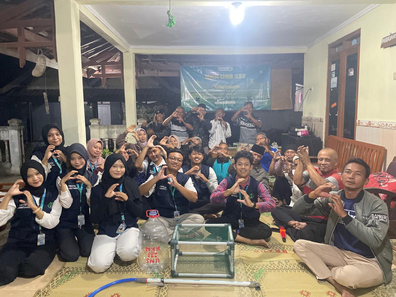 Dokumentasi bersama setelah pelaksanaan sosialisasi dan pelatihan inovasi alat tabur pupuk berbahan pipa PVC di Sumberharjo, Prambanan, Kabupaten Sleman. (Dok. Pribadi/KKN 233 UNS)