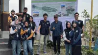 Mahasiswa KKN UNS 254 berfoto bersama dengan Kepala Desa Kwadungan Gunung dalam melaksanakan program kerja penyusunan dan pemasangan peta lokasi wisata di Desa Kwadungan Gunung, Kecamatan Kledung, Kabupaten Temanggung pada Jumat (31/7/2026). (Dok. Pribadi/KKN 254 UNS) Mahasiswa KKN UNS 254 berfoto bersama dengan Kepala Desa Kwadungan Gunung dalam melaksanakan program kerja penyusunan dan pemasangan peta lokasi wisata di Desa Kwadungan Gunung, Kecamatan Kledung, Kabupaten Temanggung pada Jumat (31/7/2026). (Dok. Pribadi/KKN 254 UNS)