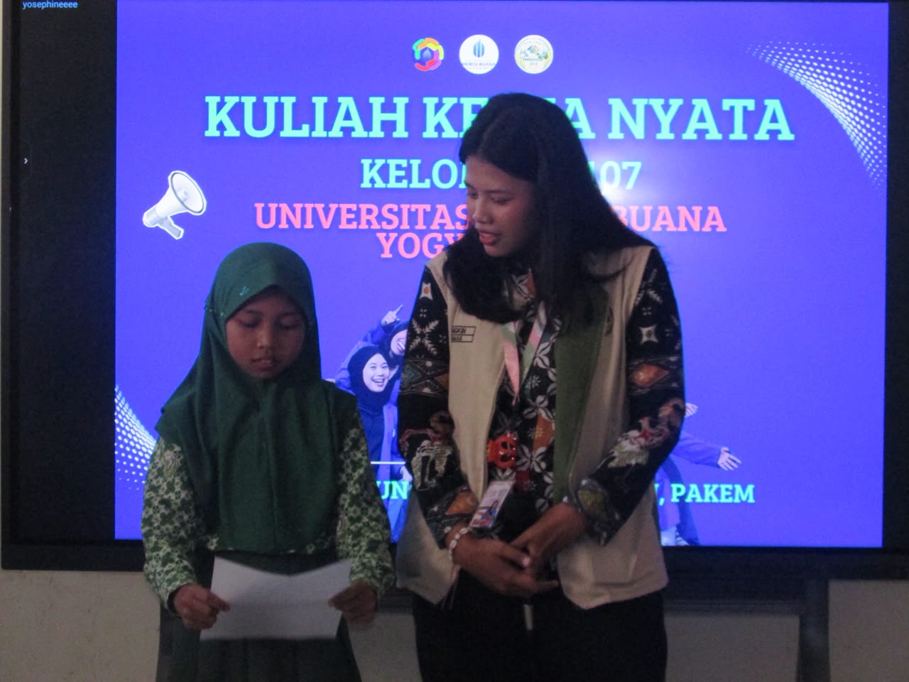 Siswa terlihat antusias dan percaya diri saat maju ke depan untuk menceritakan gambar dan perasaannya dalam kegiatan “Hari Ini Aku Merasa?” sebagai bagian dari psikoedukasi Pengenalan Emosi bersama KKN-PPM 107 UMBY di SD Negeri Srowolan. (Doc. Pribadi)