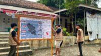 Kelompok KKM 82 Universitas Bina Bangsa (UNIBA) saat melakukan pemasangan peta administrasi Desa Muncangkopong, Kecamatan Cikulur, Kabupaten Lebak, Banten. (Dok. Pribadi/ Kelompok KKM 82 UNIBA) Kelompok KKM 82 Universitas Bina Bangsa (UNIBA) saat melakukan pemasangan peta administrasi Desa Muncangkopong, Kecamatan Cikulur, Kabupaten Lebak, Banten. (Dok. Pribadi/ Kelompok KKM 82 UNIBA)