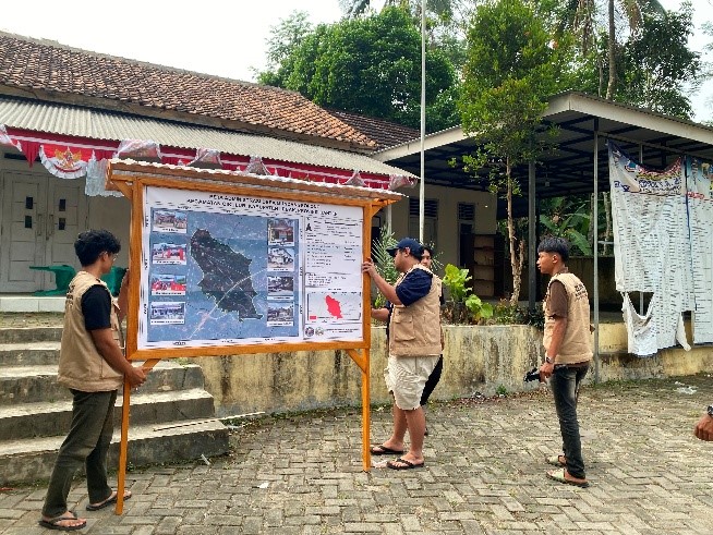 Kelompok KKM 82 Universitas Bina Bangsa (UNIBA) saat melakukan pemasangan peta administrasi Desa Muncangkopong, Kecamatan Cikulur, Kabupaten Lebak, Banten. (Dok. Pribadi/ Kelompok KKM 82 UNIBA)