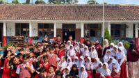 foto bersama antara mahasiswa KKM 82, jajaran guru, dan siswa-siswi SDN 02 Muncangkopong. (Doc. Pribadi Mahasiswa KKM 82) foto bersama antara mahasiswa KKM 82, jajaran guru, dan siswa-siswi SDN 02 Muncangkopong. (Doc. Pribadi Mahasiswa KKM 82)