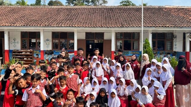 foto bersama antara mahasiswa KKM 82, jajaran guru, dan siswa-siswi SDN 02 Muncangkopong. (Doc. Pribadi Mahasiswa KKM 82)