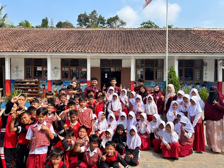 foto bersama antara mahasiswa KKM 82, jajaran guru, dan siswa-siswi SDN 02 Muncangkopong. (Doc. Pribadi Mahasiswa KKM 82)