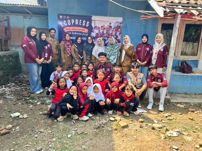 Keceriaan mahasiswa KKM 82 UNIBA bersama guru dan siswa SDN 02 Muncangkopong setelah kegiatan edukasi lingkungan dan pengenalan Eco-Press sebagai upaya menanamkan kesadaran mengelola sampah sejak dini. (Doc. Pribadi)