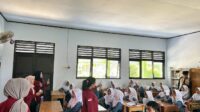 edukasi krusial mengingat tingginya aktivitas digital di kalangan remaja sekolah menengah. Melalui pendekatan interaktif, tim berhasil menumbuhkan kesadaran para siswa akan batasan etika dan implikasi hukum yang diatur dalam Undang-Undang Informasi dan Transaksi Elektronik (UU ITE), sekaligus dampaknya terhadap kesehatan mental. (Doc. Pribadi) edukasi krusial mengingat tingginya aktivitas digital di kalangan remaja sekolah menengah. Melalui pendekatan interaktif, tim berhasil menumbuhkan kesadaran para siswa akan batasan etika dan implikasi hukum yang diatur dalam Undang-Undang Informasi dan Transaksi Elektronik (UU ITE), sekaligus dampaknya terhadap kesehatan mental. (Doc. Pribadi)