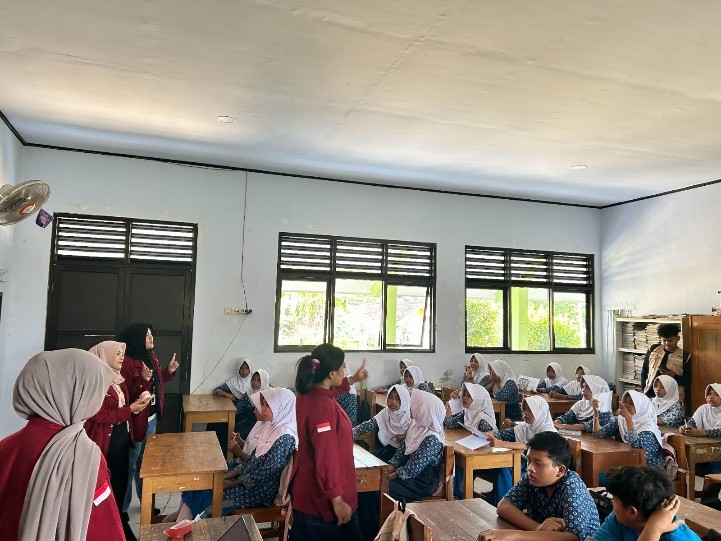 edukasi krusial mengingat tingginya aktivitas digital di kalangan remaja sekolah menengah. Melalui pendekatan interaktif, tim berhasil menumbuhkan kesadaran para siswa akan batasan etika dan implikasi hukum yang diatur dalam Undang-Undang Informasi dan Transaksi Elektronik (UU ITE), sekaligus dampaknya terhadap kesehatan mental. (Doc. Pribadi)