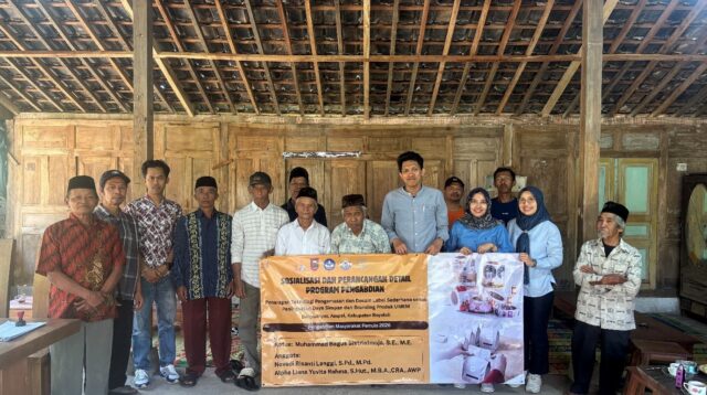 Tim UNS bersama Kelompok Tani Sumber Agung 1, Desa Banyuanyar, Boyolali, dalam kegiatan sosialisasi dan perancangan program pengabdian untuk meningkatkan daya simpan dan branding produk kopi. (Dok. Tim Pengabdian Masyarakat UNS)