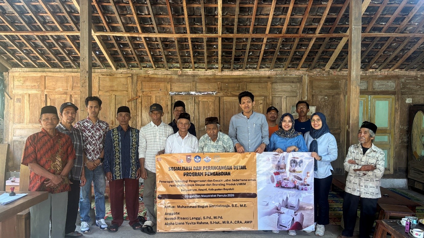 Tim UNS bersama Kelompok Tani Sumber Agung 1, Desa Banyuanyar, Boyolali, dalam kegiatan sosialisasi dan perancangan program pengabdian untuk meningkatkan daya simpan dan branding produk kopi. (Dok. Tim Pengabdian Masyarakat UNS)