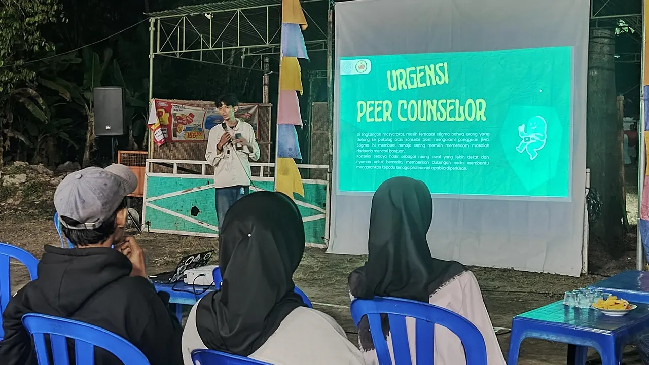 Sesi penjelasan mengenai peer counselor untuk Karang Taruna RT 04 di lapangan RT 04. (Dok. Pribadi/KKN 06 UNS)