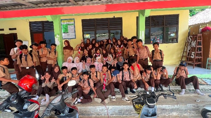foto Bersama siswa dan siswi SMP 5 Cikulur Bersama perwakilan dari kelompok KKM 82 MuncangKopong. (Doc. Pribadi)