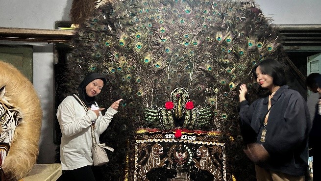 Di balik kemegahan bulu merak dan ornamen tradisional, tersimpan cerita tentang seni yang terus dirawat lintas generasi. Sebuah momen sederhana untuk mengenal lebih dekat kekayaan budaya lokal dan menikmati keindahan karya seni yang sarat makna. (Dok. Pribadi/ Kelompok 168 UMM)