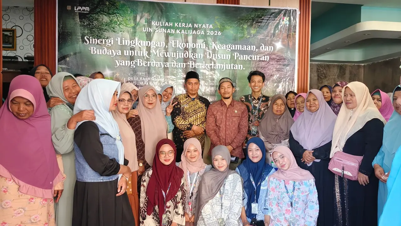 Foto bersama Mahasiswa KKN 120 UIN Sunan Kalijaga Yogyaakarta bersama dengan Penyuluh KUA Kecamatan Poncokusumo, Ketua PR Muslimat Dusun Pancuran, serta ibu-ibu Dusun Pancuran dalam Kegiatan Istighosah bersama Sosialisasi Gerakan Keluarga Maslahat dan Ekotelogi, Rabu (22/07/2026). (Dok. Pribadi/Kelompok KKN 120 UIN Sunan Kalijaaga Yogyakarta)