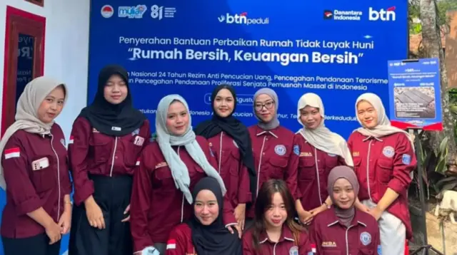 Dokumentasi bersama setelah pelaksaan kegiatan sosial penyerahan 1.000 sembako dan mengawal penyerahan bantuan RTLH di Desa Warunggunung. (Dok. Pribadi/ KKM 86 UNIBA)