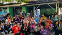 Dokumentasi bersama setelah pelaksanaan edukasi mengenai citra positif sampah serta strategi pemasaran hasil daur ulang dan eco-enzyme. (Dok. Pribadi/Tim KKN-R UNDIP Wanarejan Selatan 2026) Dokumentasi bersama setelah pelaksanaan edukasi mengenai citra positif sampah serta strategi pemasaran hasil daur ulang dan eco-enzyme. (Dok. Pribadi/Tim KKN-R UNDIP Wanarejan Selatan 2026)