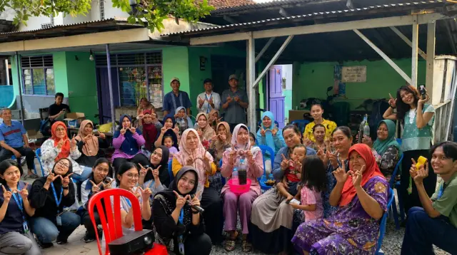 Dokumentasi bersama setelah pelaksanaan edukasi mengenai citra positif sampah serta strategi pemasaran hasil daur ulang dan eco-enzyme. (Dok. Pribadi/Tim KKN-R UNDIP Wanarejan Selatan 2026)