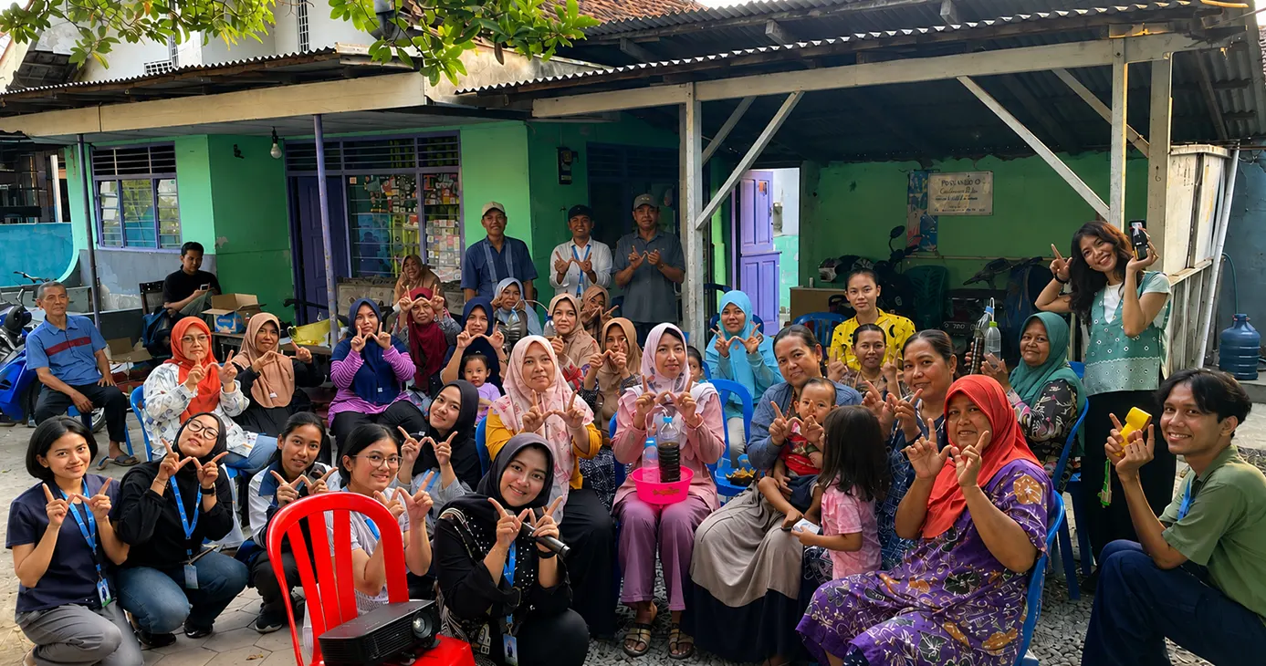Dokumentasi bersama setelah pelaksanaan edukasi mengenai citra positif sampah serta strategi pemasaran hasil daur ulang dan eco-enzyme. (Dok. Pribadi/Tim KKN-R UNDIP Wanarejan Selatan 2026)
