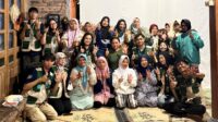 Mahasiswa KKN 64 UMBY bersama ibu-ibu Dusun Banter dalam kegiatan Pelatihan Digital Marketing pada Selasa (11/8/2026). (Doc. Pribadi)