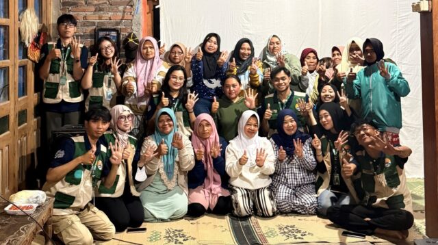 Mahasiswa KKN 64 UMBY bersama ibu-ibu Dusun Banter dalam kegiatan Pelatihan Digital Marketing pada Selasa (11/8/2026). (Doc. Pribadi)