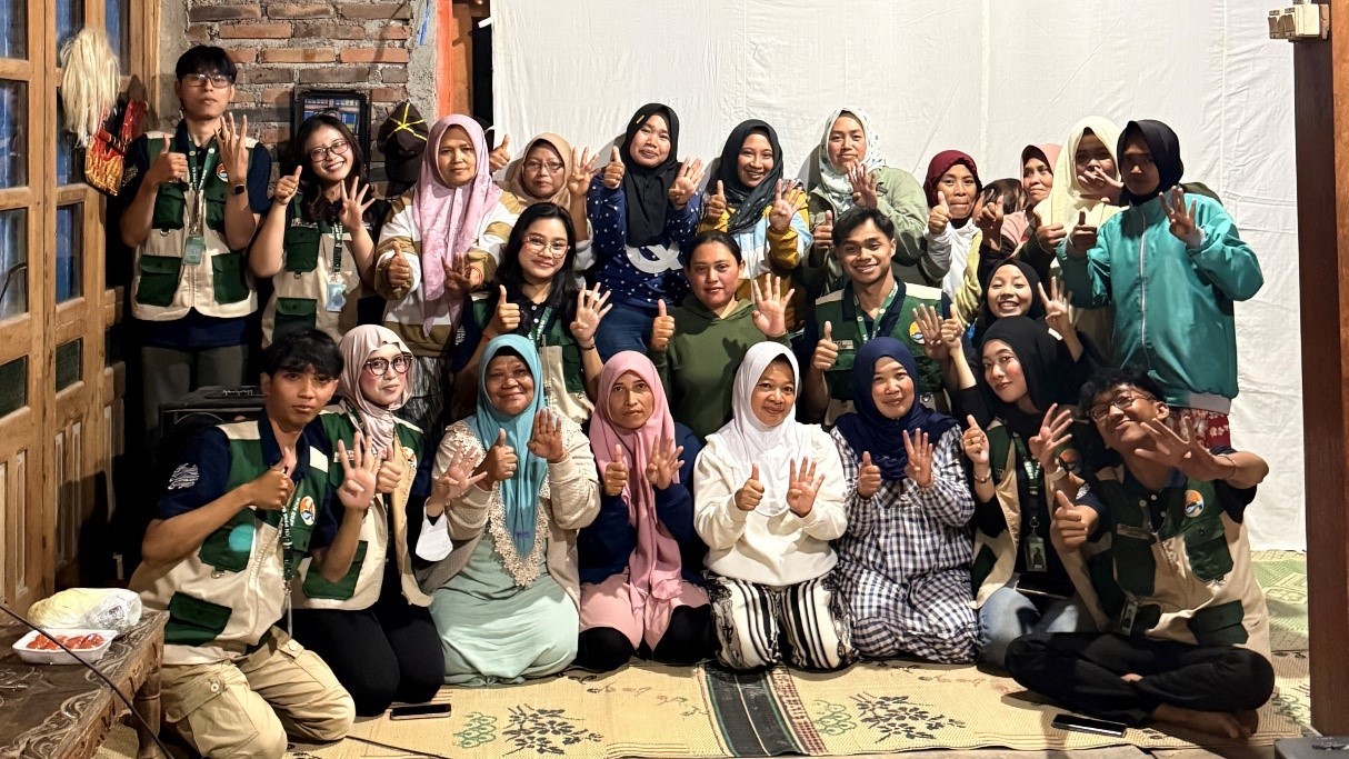 Mahasiswa KKN 64 UMBY bersama ibu-ibu Dusun Banter dalam kegiatan Pelatihan Digital Marketing pada Selasa (11/8/2026). (Doc. Pribadi)