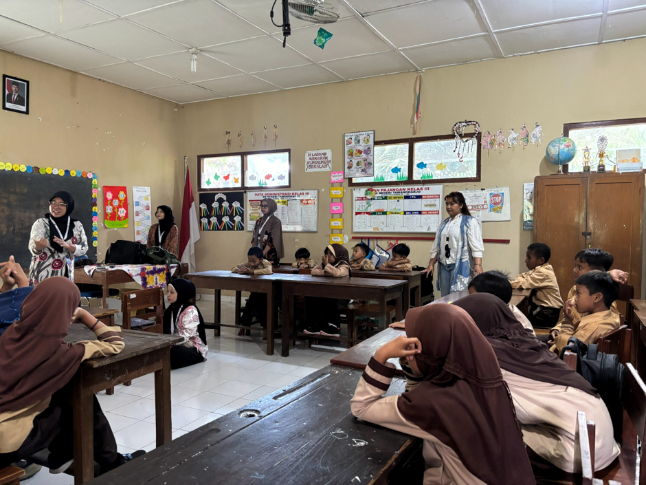 Mahasiswa kelompok 103 KKN-PPM saat penyampaian materi emosi, dan berdiskusi bersama. (Dok. Pribadi/Kelompok 103 KKN-PPM UMBY)