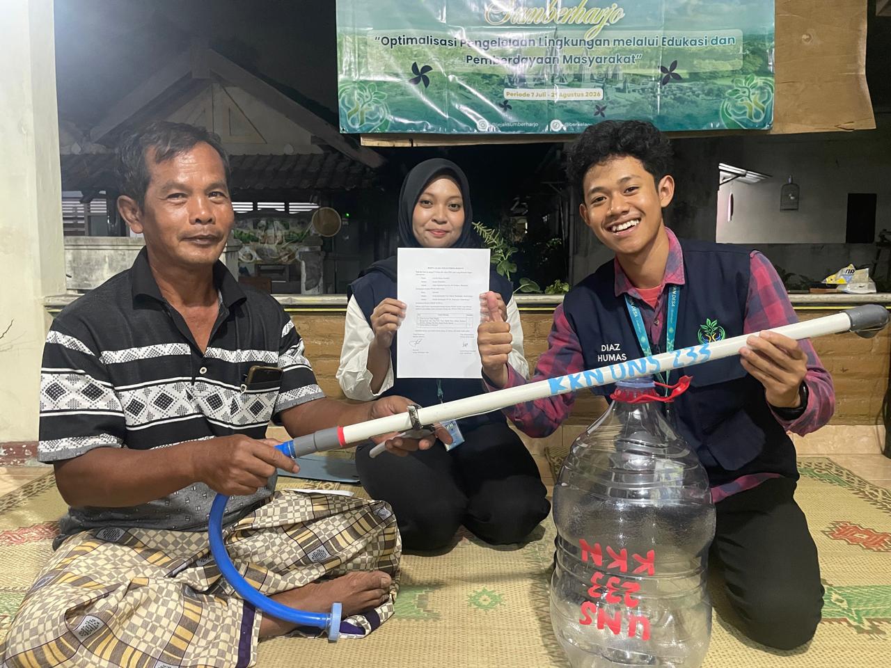 Penyerahan alat tabur pupuk berbahan pipa PVC di Sumberharjo, Prambanan, Kabupaten Sleman. (Dok. Pribadi/KKN 233 UNS)