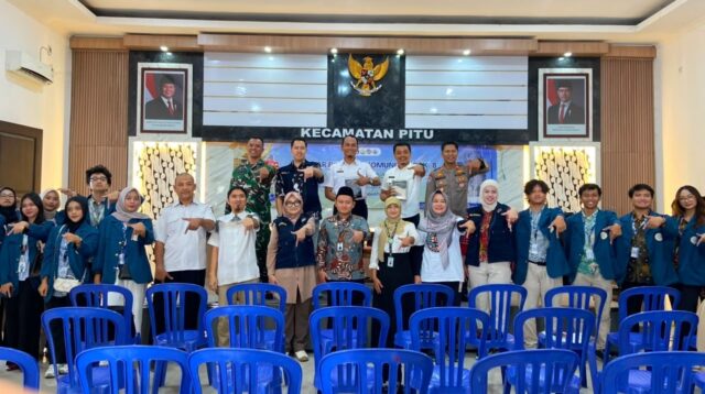 Mahasiswa BBK 8 Universitas Airlangga (UNAIR) bersama jajaran pemerintah Kecamatan Pitu dan sejumlah pihak terkait berfoto bersama seusai pelaksanaan Expo KKN di Kecamatan Pitu, Kabupaten Ngawi, Rabu (5/8/2026). (Dok. Pribadi/Mahasiswa BBK 8 UNAIR)
