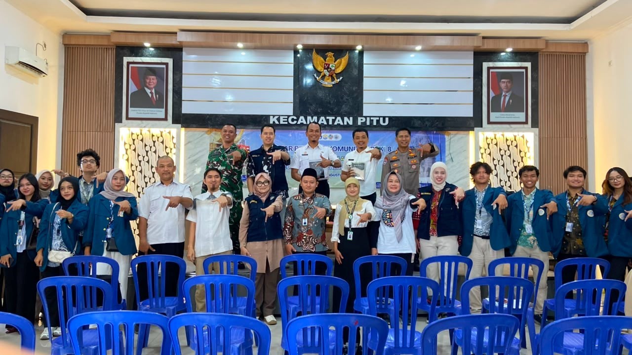 Mahasiswa BBK 8 Universitas Airlangga (UNAIR) bersama jajaran pemerintah Kecamatan Pitu dan sejumlah pihak terkait berfoto bersama seusai pelaksanaan Expo KKN di Kecamatan Pitu, Kabupaten Ngawi, Rabu (5/8/2026). (Dok. Pribadi/Mahasiswa BBK 8 UNAIR)