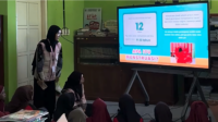 Sesi materi edukasi kesehatan menstruasi untuk siswi kelas 4, 5, dan 6 di SD Negeri 1 Wijirejo. (Dok. Pribadi/KKN 06 UNS) Sesi materi edukasi kesehatan menstruasi untuk siswi kelas 4, 5, dan 6 di SD Negeri 1 Wijirejo. (Dok. Pribadi/KKN 06 UNS)