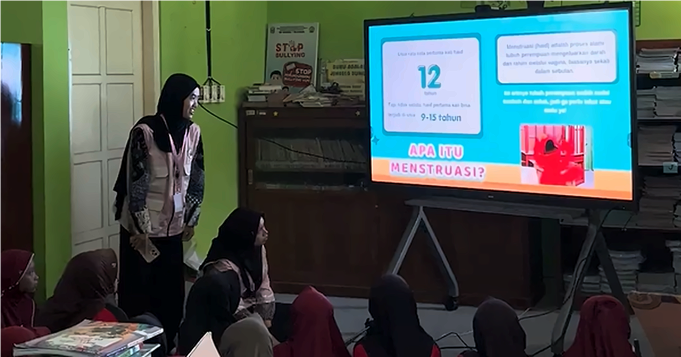 Sesi materi edukasi kesehatan menstruasi untuk siswi kelas 4, 5, dan 6 di SD Negeri 1 Wijirejo. (Dok. Pribadi/KKN 06 UNS)