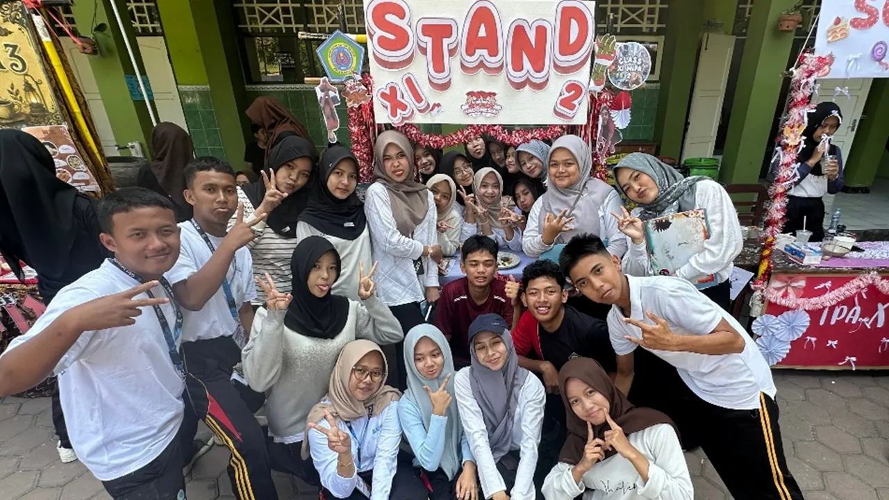 Mahasiswa PLP UNTIDAR berfoto bersama peserta Market Day saat penjurian. (Dok. Pribadi/PLP UNTIDAR MAN Kota Magelang)
