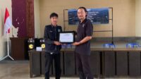 Serah Terima: Penyerahan sertifikat kepada narasumber sosialisasi hilirisasi produk kopi di Aula Kantor Desa Kwadungan Gunung, Kecamatan Kledung, Kabupaten Temanggung pada Jumat (14/8/2026). (Dok. Pribadi/KKN UNS 254) Serah Terima: Penyerahan sertifikat kepada narasumber sosialisasi hilirisasi produk kopi di Aula Kantor Desa Kwadungan Gunung, Kecamatan Kledung, Kabupaten Temanggung pada Jumat (14/8/2026). (Dok. Pribadi/KKN UNS 254)