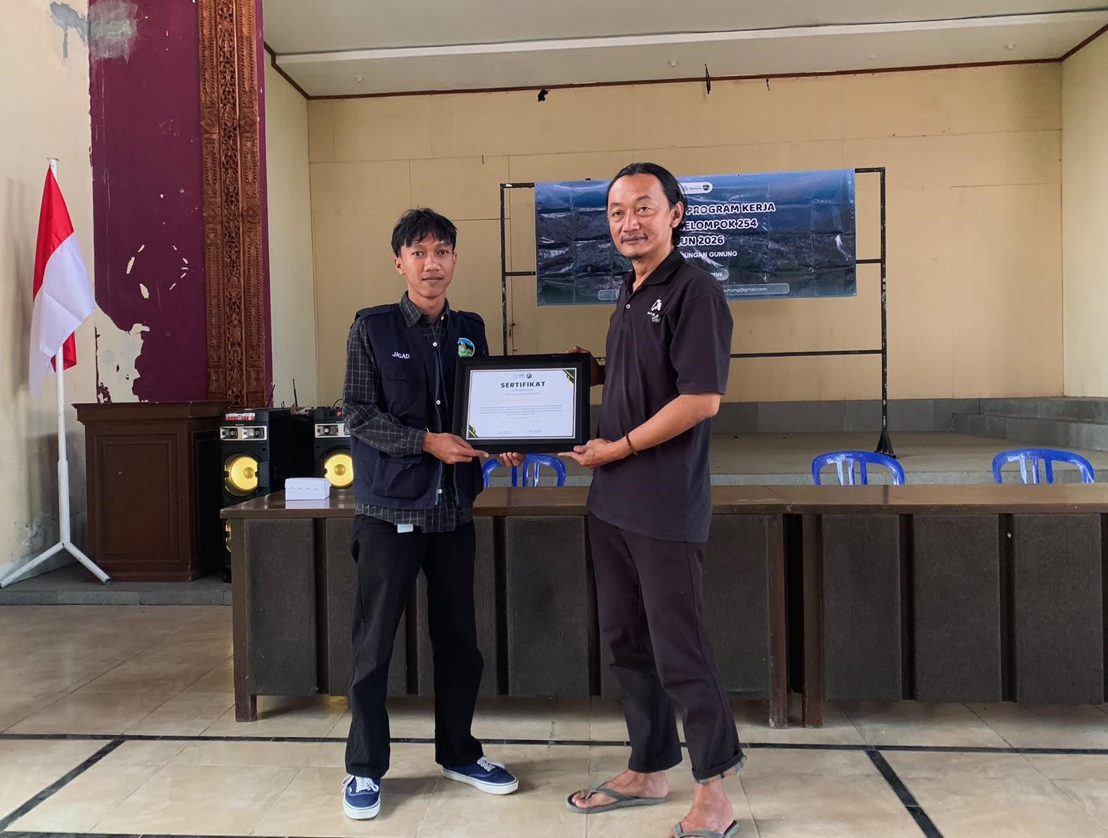 Serah Terima: Penyerahan sertifikat kepada narasumber sosialisasi hilirisasi produk kopi di Aula Kantor Desa Kwadungan Gunung, Kecamatan Kledung, Kabupaten Temanggung pada Jumat (14/8/2026). (Dok. Pribadi/KKN UNS 254)