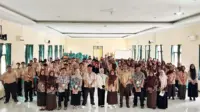 Mahasiswa PLP UNTIDAR berfoto bersama pemateri, panitia, guru pembimbing, dan peserta Seminar Literasi Finansial usai penyerahan sertifikat kepada pemateri. (Dok. Pribadi/PLP UNTIDAR MAN Kota Magelang)