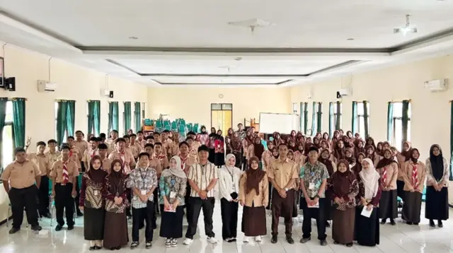 Mahasiswa PLP UNTIDAR berfoto bersama pemateri, panitia, guru pembimbing, dan peserta Seminar Literasi Finansial usai penyerahan sertifikat kepada pemateri. (Dok. Pribadi/PLP UNTIDAR MAN Kota Magelang)