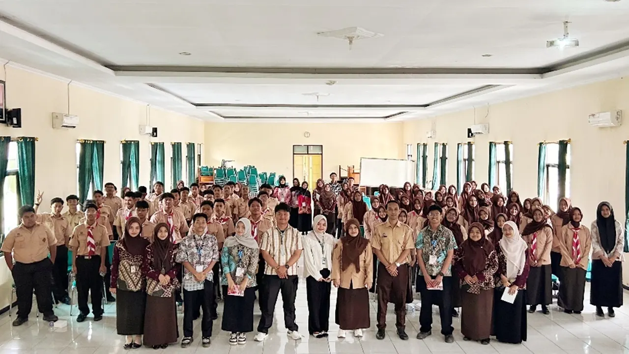 Mahasiswa PLP UNTIDAR berfoto bersama pemateri, panitia, guru pembimbing, dan peserta Seminar Literasi Finansial usai penyerahan sertifikat kepada pemateri. (Dok. Pribadi/PLP UNTIDAR MAN Kota Magelang)